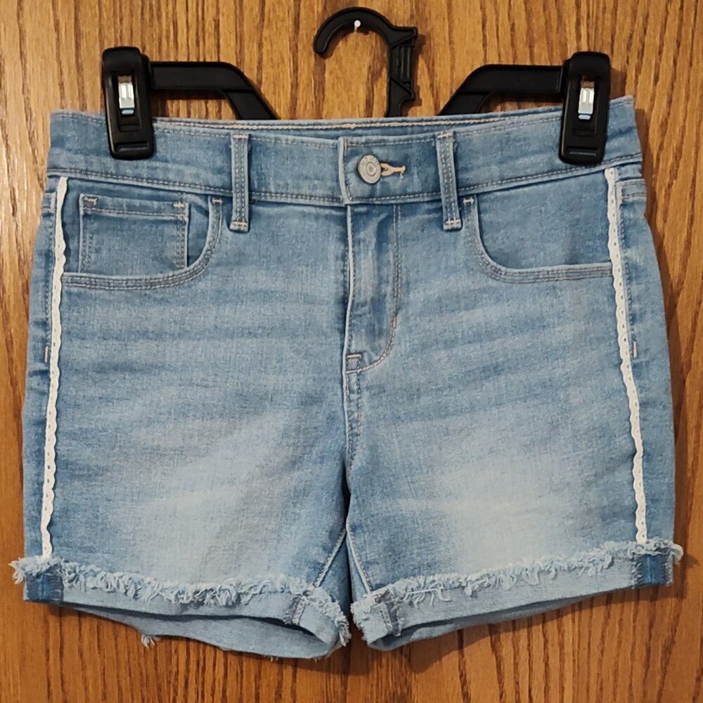 Old Navy girl's high-rise light wash jean shorts with lace detail, EUC, 14 slim